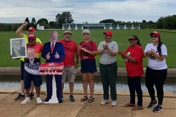 Imagem colorida de apoiadores de Lula em frente ao Alvorada - Metrópoles