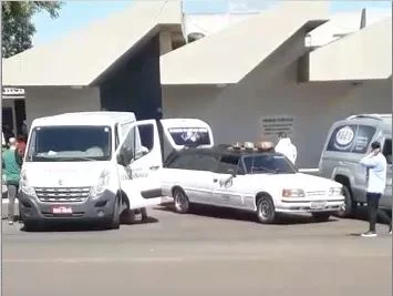 Vídeo: carros funerários fazem fila em porta de hospital de Chapecó