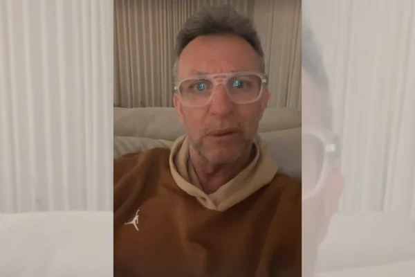 Foto colorida de Neto criticando o Flamengo - Metrópoles