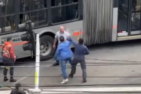 Imagem colorida mostra confusão entre motoristas na zona oeste de SP. Metrópoles