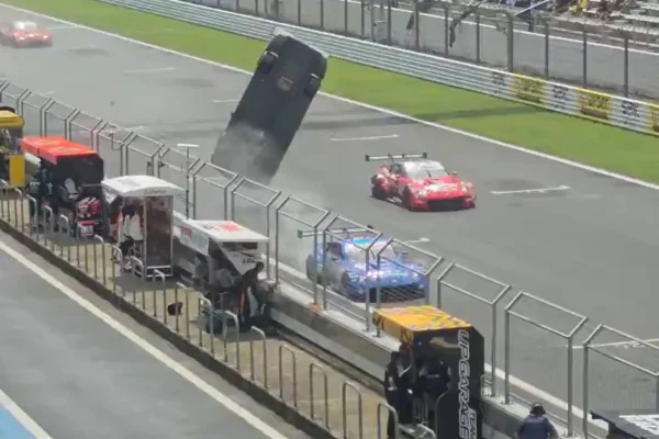 Piloto brasileiro tem carro arremessado no ar em acidente no SuperGT