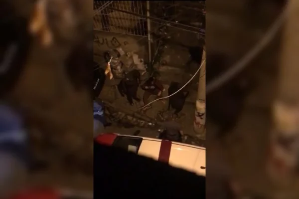 PMs são presos após agredirem jovem com socos e chutes