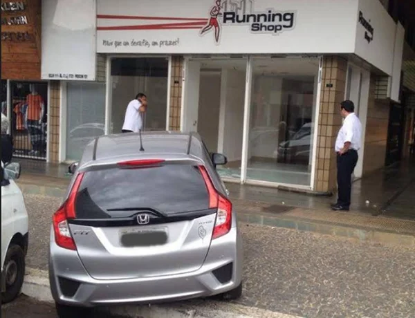 Susto na comercial da 111 Norte. Carro invade calçada e atinge loja