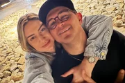 Bruno Avelar e Lívia posam abraçados