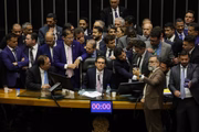 Presidente da Câmara dos Deputados, Hugo Motta (Republicanos-PB), senta à mesa diretora e abre sessão extraordinária na noite desta quarta-feira (6/8)