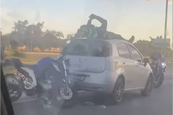 Vídeo: motociclista bate em traseira e para em cima de veículo