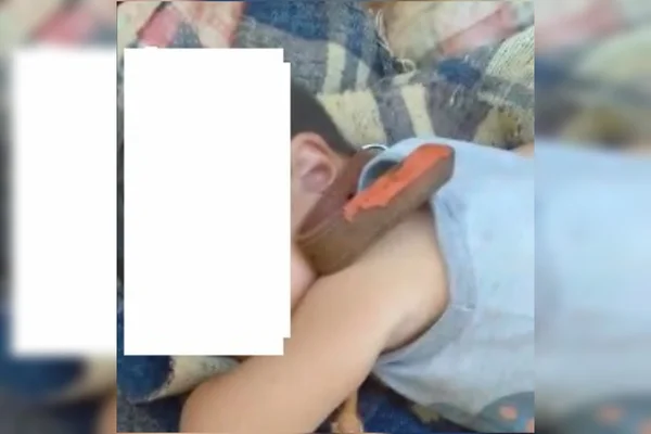 Menino de 2 anos tem pescoço amarrado com coleira por tio-avô em MS