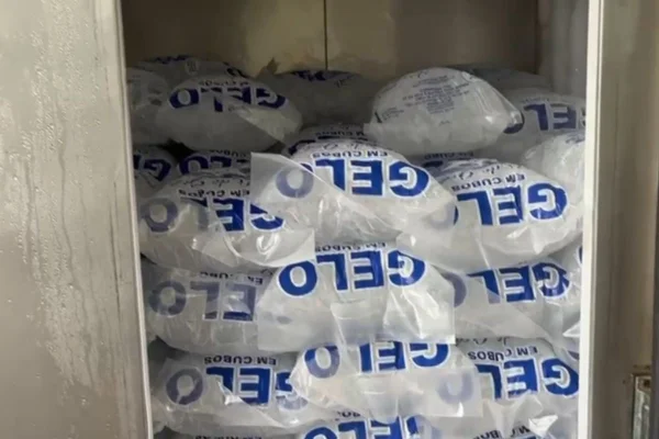 Imagem colorida mostra fábrica de gelo clandestina fechada pela polícia. Metrópoles