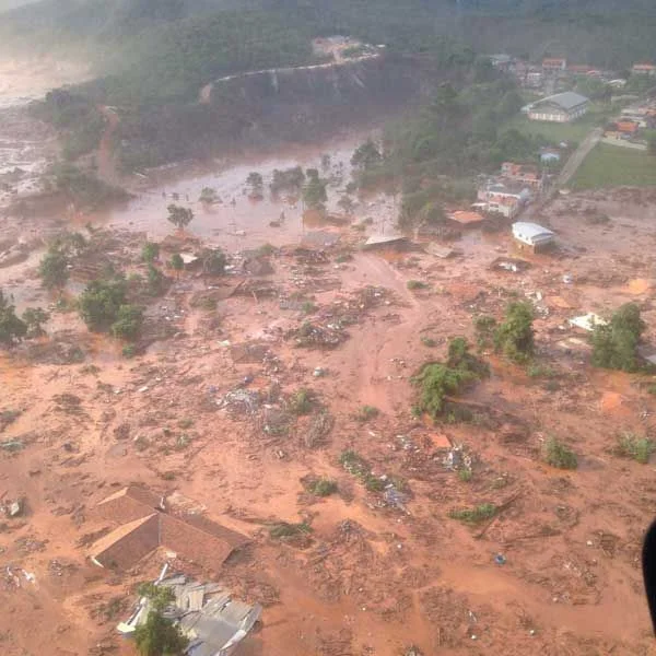Bombeiros investigam se 3ª barragem está sob risco. Já são 17 os mortos em MG