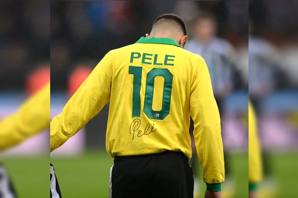 Bruno Guimarães homenageia Pelé antes de jogo contra o Leeds