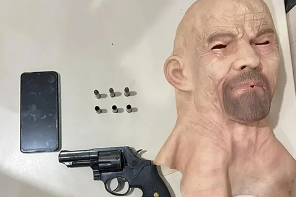 Arma, celular e máscara realista