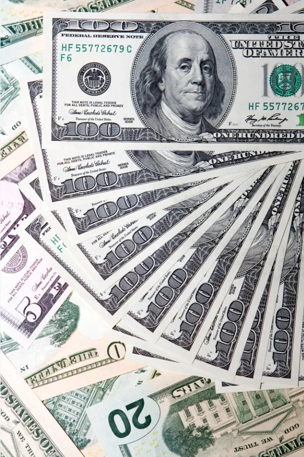 Cautela externa e ruído sobre Previdência deixam dólar instável