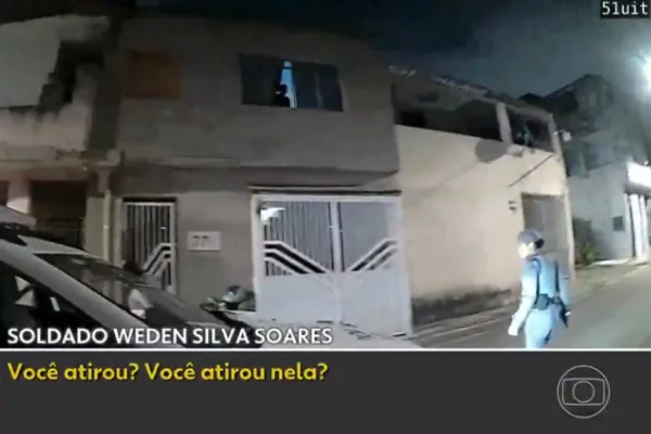 Imagem colorida de policial após atirar em mulher. Metrópoles