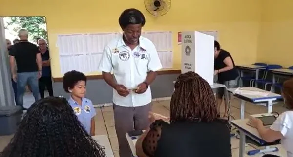 Candidato à Presidência, Léo Péricles vota em BH ao lado do filho