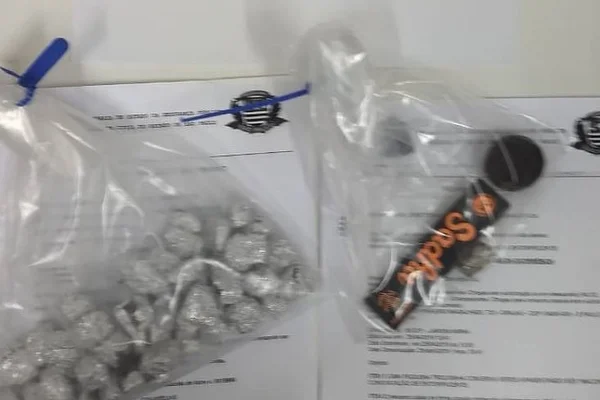 Família é presa após obrigar criança de 1 ano a fumar maconha