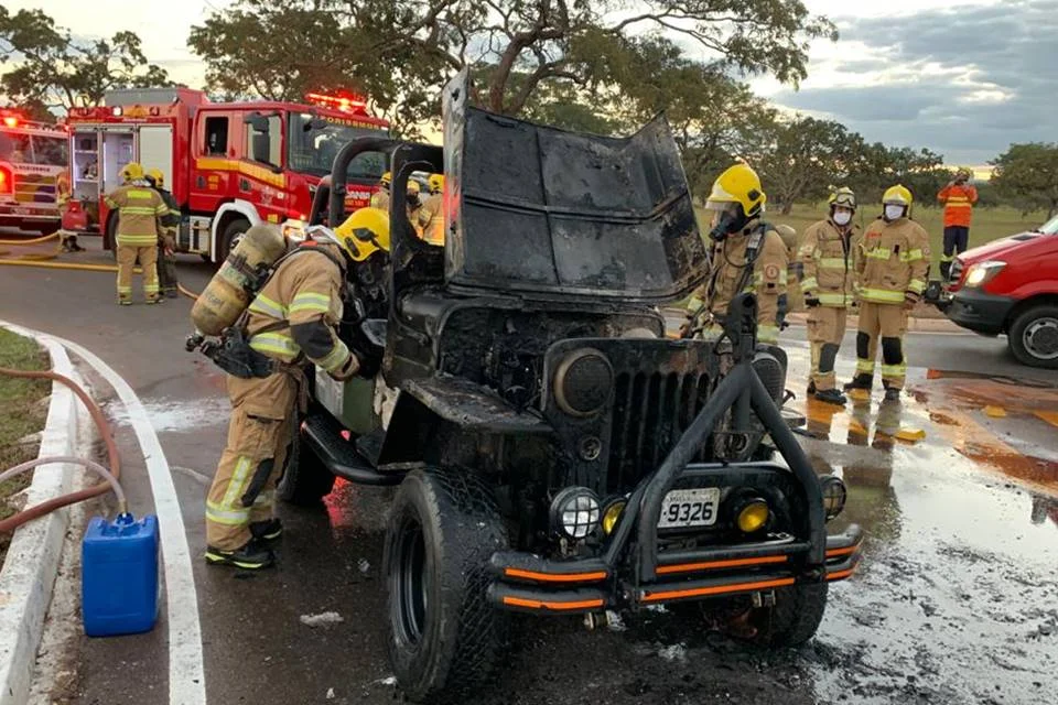 Os bombeiros atenderam a ocorrência e ninguém se feriu Os bombeiros atenderam a ocorrência e ninguém se feriu