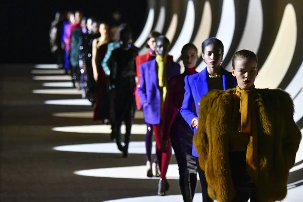 Fila final do desfile da marca Yves Saint Laurent, que é quando todas as modelos desfilam ao mesmo tempo, enfileiradas.