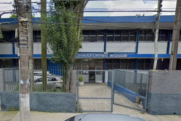 Imagem colorida de fachada de escola estadual, onde suspeitos roubaram carro da presidência - Metrópoles