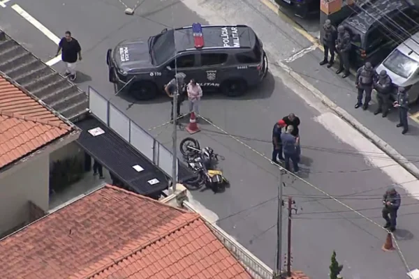 Imagem colorida de viatura policial em rua após tentativa de assalto. Metrópoles