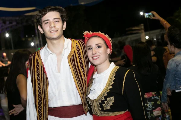Panighiri: tradicional festa grega tem animada quebra de pratos