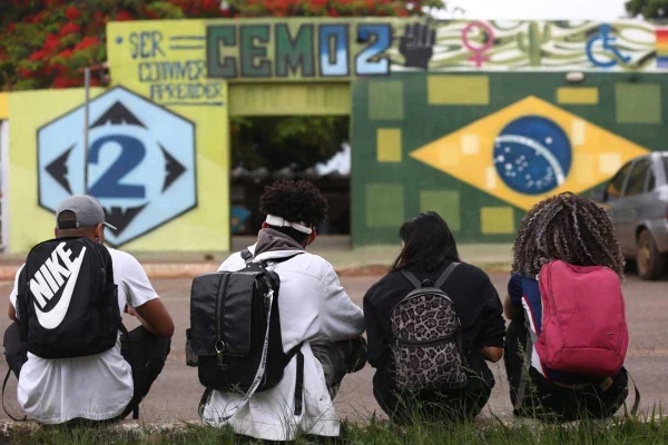 Sem aulas, alunos ficam do lado de fora de escolas no DF