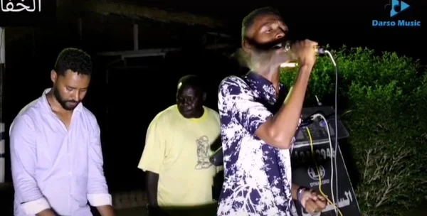 Vídeo: morcego invade live e persegue vocalista da banda