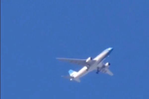 Imagem colorida, avião circulando por cerca de duas horas - Metrópoles