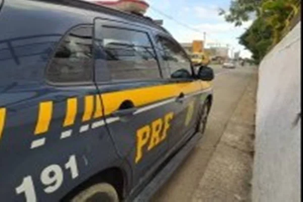 Foto colorida de carro da Polícia Rodoviária Federal-Metrópoles