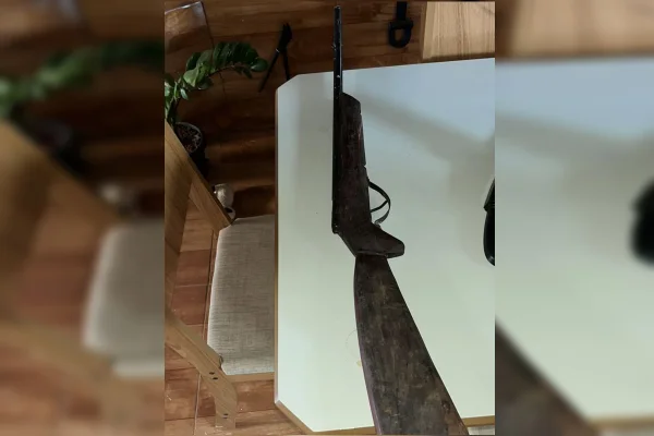 Dente quebrado e pisão na cabeça: trio agride e ameaça adolescentes 1 Simulacro de arma de fogo
