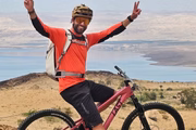Andreas Tonelli pedalava sozinho em um trecho de montanha