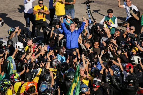 O ex-presidente Jair Bolsonaro finaliza motociata no início do bloqueio da Esplanada dos Ministérios. O movimento partiu do evento Capital Moto Week e seguiu até a rodoviária