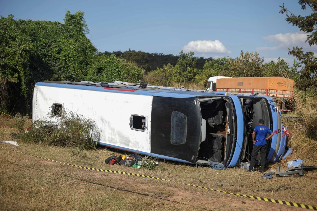 Uma carreta, dois carros e um ônibus se envolveram no acidente Uma carreta, dois carros e um ônibus se envolveram no acidente
