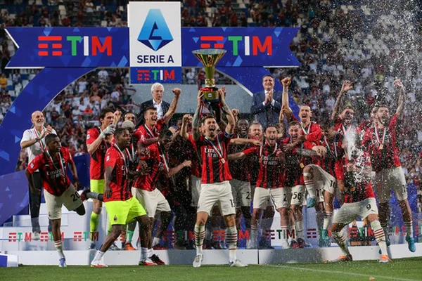 Milan comemorando título