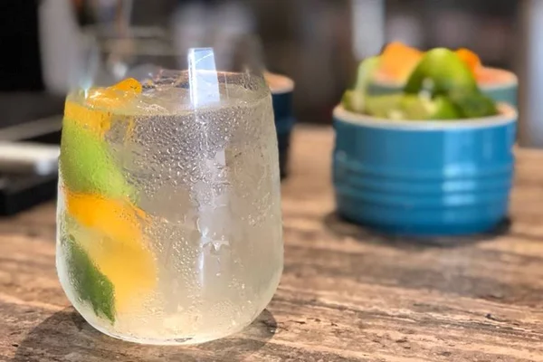 Eskina Bar: boteco de Brasília aposta em drinques e comfort food