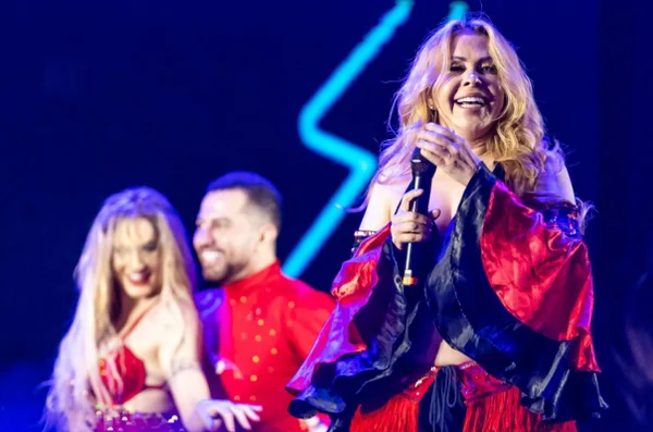 foto colorida de Joelma durante Virada Cultural de SP de 2024 - Metrópoles