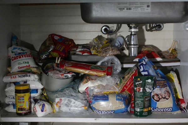 Despensa da casa de Karen Cristina, que mora em Heliópolis (SP)