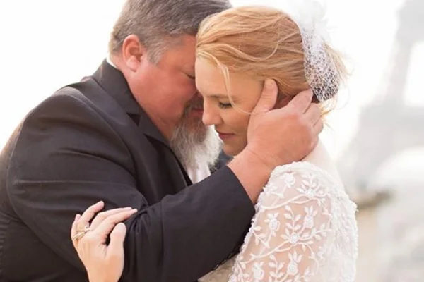 Pai morre minutos depois de dançar com filha no casamento dela