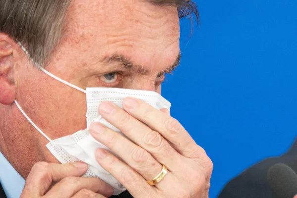 Presidente Bolsonaro durante pandemia uso de máscara