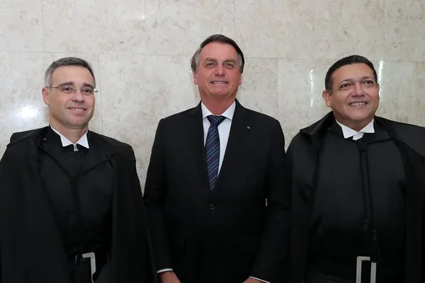 Bolsonaro posta foto ao lado do que chamou de “20% do governo no STF”