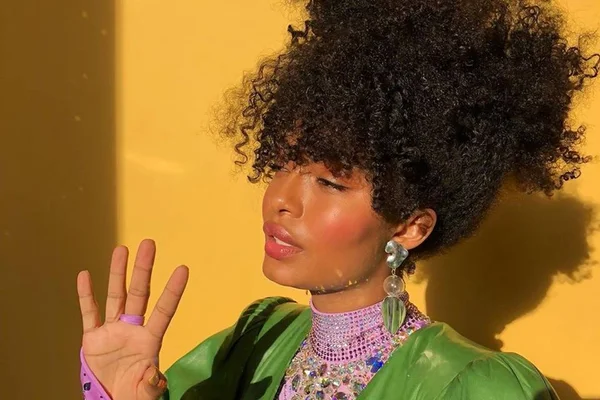 Sininho será interpretada pela atriz negra Yara Shahidi em novo Peter Pan