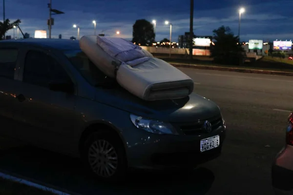 Idosos de 66 anos levam colchões para dormir em fila da vacina no DF