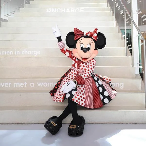 Vestido feito por Diane Von Furstenberg para a apresentação Mickey's 90th Spectacular, trasmitida no ínicio do mês pela rede de TV ABC Vestido feito por Diane Von Furstenberg para a apresentação Mickey's 90th Spectacular, trasmitida no ínicio do mês pela rede de TV ABC