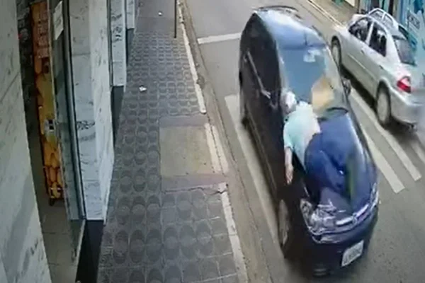 print de vídeo em que home é atropelado