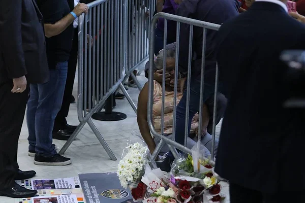 Velório do Gugu: idosa desmaia na fila após horas de espera