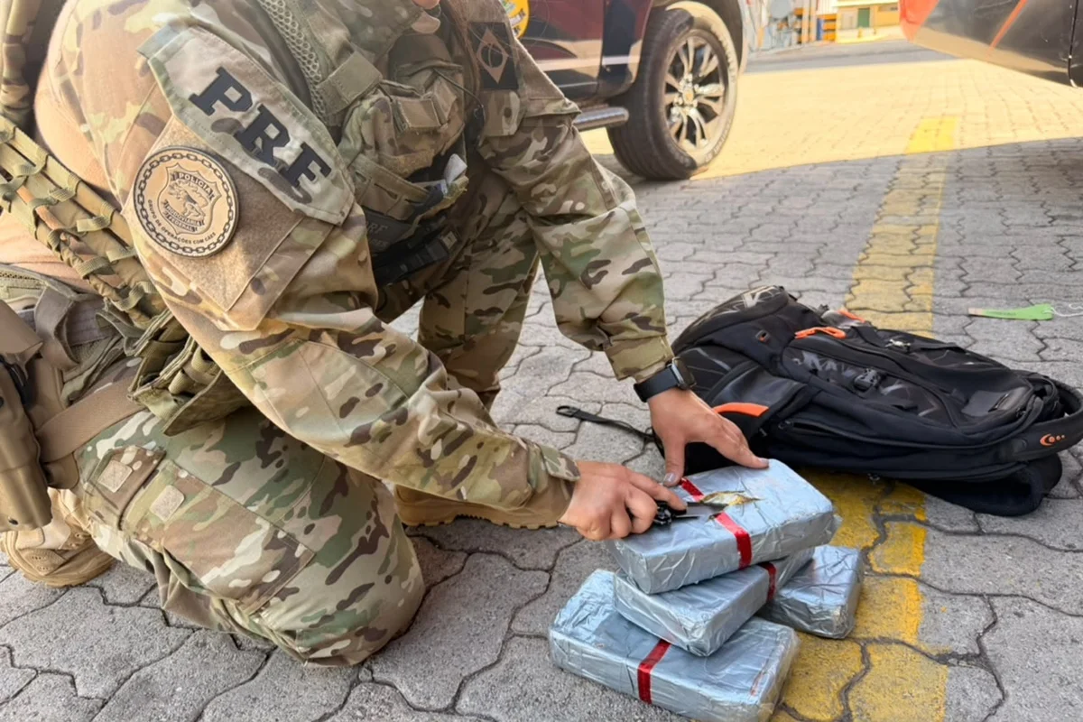 PRF apreende 4 kg de cocaína em ônibus na BR-060; passageiros são conduzidos