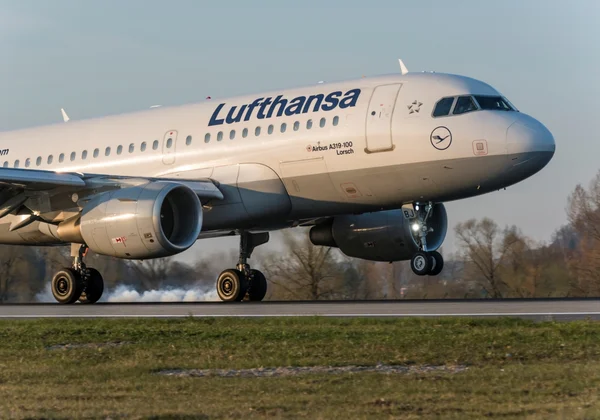 Imagem colorida de avião da Lufthansa - Metrópoles