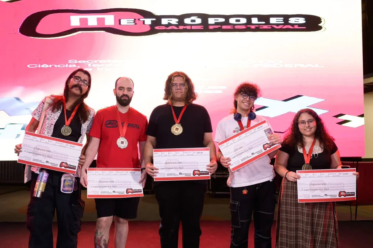 Vencedores da competição de Pokémon TCG no Metrópoles Game Festival: Alexandre Ferraz, 4º lugar; Junio Fernandes, 2º lugar; Yuri Araújo, campeão; Heitor Portugal, 3º lugar; e Amanda Vieira, 5º lugar Vencedores da competição de Pokémon TCG no Metrópoles Game Festival: Alexandre Ferraz, 4º lugar; Junio Fernandes, 2º lugar; Yuri Araújo, campeão; Heitor Portugal, 3º lugar; e Amanda Vieira, 5º lugar