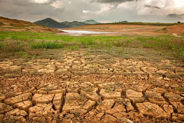 Foto colorida de estiagem na produção agricultura no Brasil - Metrópoles