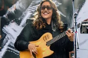 Ana Carolina posa sorridente para as redes sociais