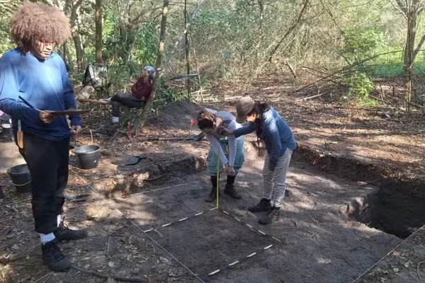 Foto colorida de arqueólogos fazendo escavamento em sítio de Niterói - Pesquisadores descobrem 17 sítios arqueológicos em Niterói - Metrópoles